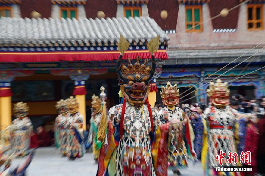 藏传佛教名刹塔尔寺举行“跳欠”仪式 祈福新年平安吉祥